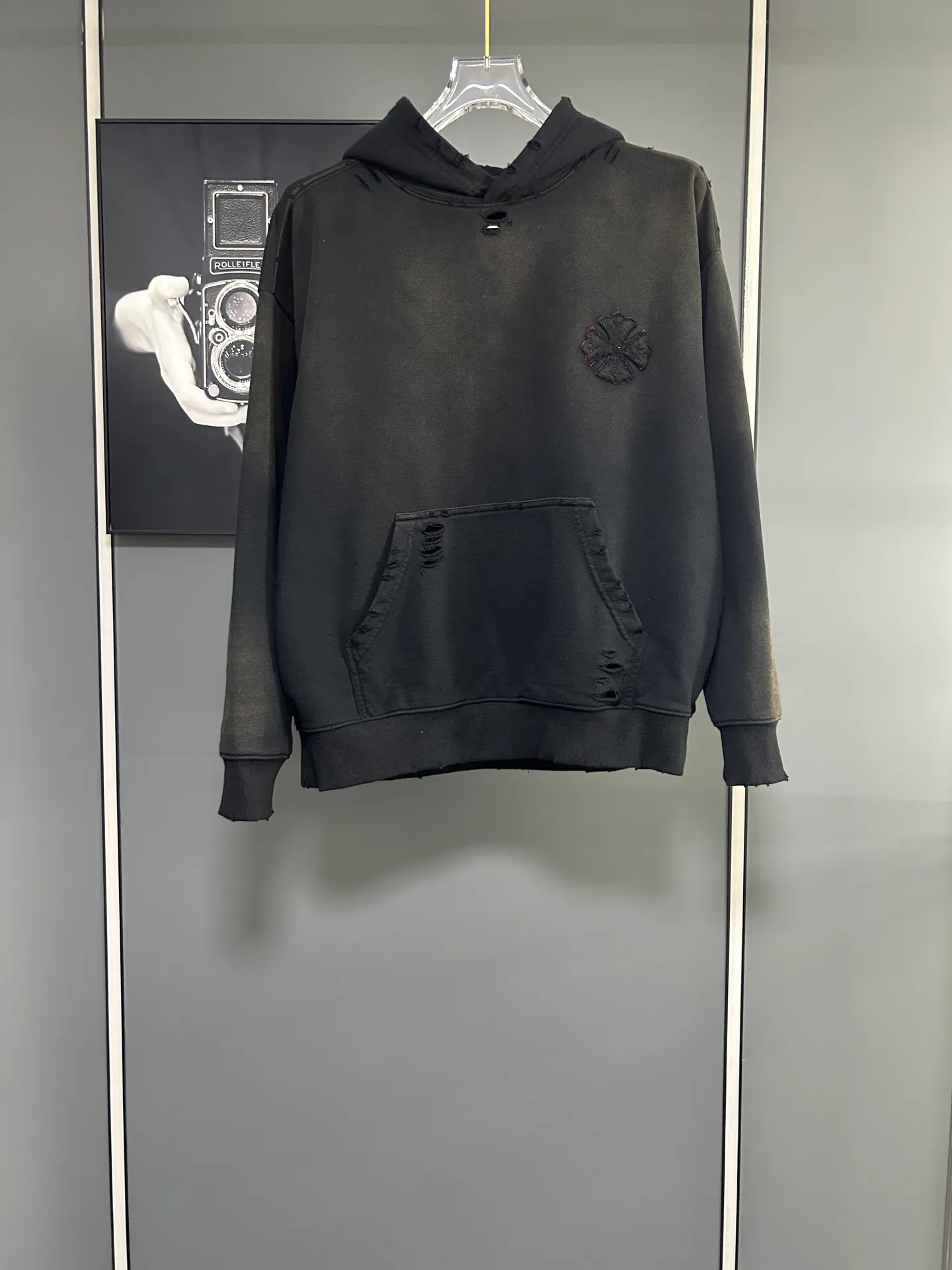 P310 𝗖𝗵𝗿𝗼𝗺𝗲 𝗛𝗲𝗮𝗿𝘁𝘀/Cro Heart 2025 Cross Patch Embroidery Summer New Original Single Counter American Acid Washed Distressed Laser Burnt Patch Embroidery Couple Casual Hooded Sweatshirt 👑The highest version! Customized fabric 440g tripe terry fabric! American acid-washed and distressed original fabric laser burnt ✟appliqué embroidery and exquisite embroidery of letters! The best-selling model at the counter. It is very comfortable to wear. It is low-key yet luxurious. It is very classy when worn. The large size and tailoring are needless to say. The upper body is exquisite and vivid. 👍High-end first-class materials. A truly palace-level product. The cotton from Turkey is of outstanding quality. After heavy washing, the clothes are very soft! Not picky, the upper body is absolutely stylish and extremely luxurious. Auxiliary materials: The original model has been authenticated and labeled ➕100% silk washed with water label. Genuine purchase-grade original hangtag➕matching hanging rope➕3D hanging beads➕original packaging bag. Craftsmanship: The original version has consistent wiring! The highest version of the armhole matching technique! Countless times of pattern making to 100% restore the original appearance! The correct version is the same for men and women, super eye-catching, super good-looking, and super atmospheric! Color: black, white and gray Size, XS S M L